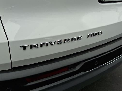 Summit White 2026 Chevrolet Traverse LT