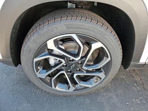 Summit White 2026 Chevrolet Trax FWD 2RS