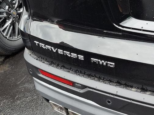 Mosaic Black Metallic 2026 Chevrolet Traverse LT