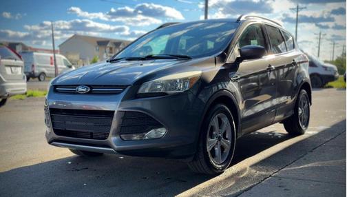 Ingot Silver Metallic 2014 Ford Escape SE