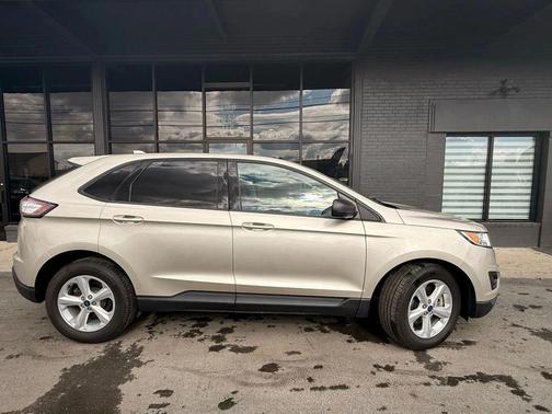 Beige 2017 Ford Edge SE