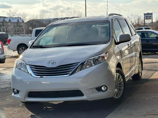 2017 Toyota Sienna XLE