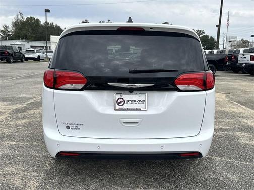 2025 Chrysler Voyager LX