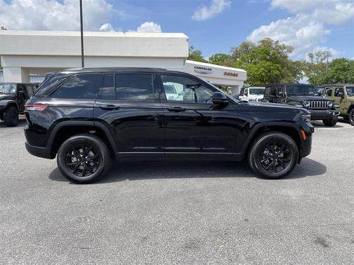 2025 Jeep Grand Cherokee Laredo