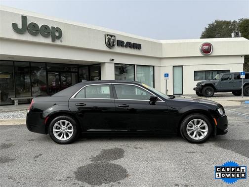 2022 Chrysler 300 Touring