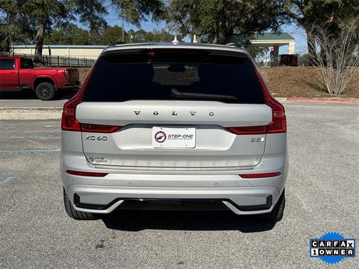 2023 Volvo XC60 B5 Ultimate Dark Theme