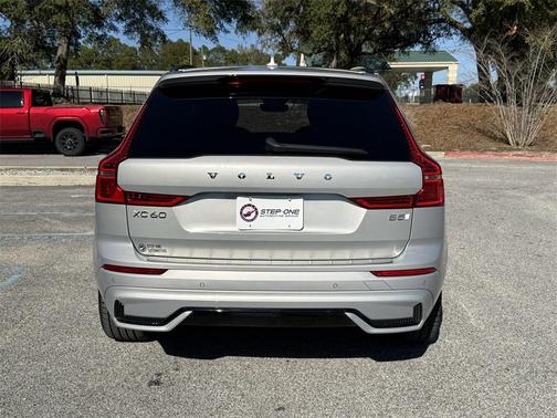 2023 Volvo XC60 B5 Ultimate Dark Theme