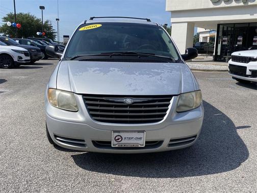 2006 Chrysler Town & Country Base