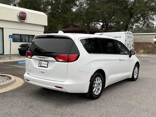 2020 Chrysler Voyager LX