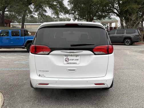 2020 Chrysler Voyager LX