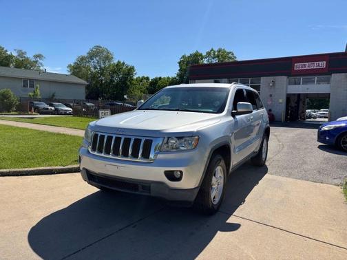 Bright Silver Metallic Clearcoat 2011 Jeep Grand Cherokee Laredo