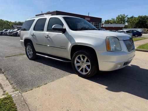 White Diamond Tricoat 2011 GMC Yukon Denali