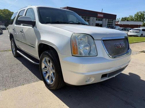 White Diamond Tricoat 2011 GMC Yukon Denali