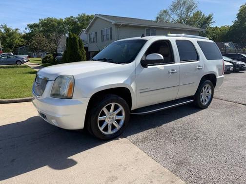 White Diamond Tricoat 2011 GMC Yukon Denali