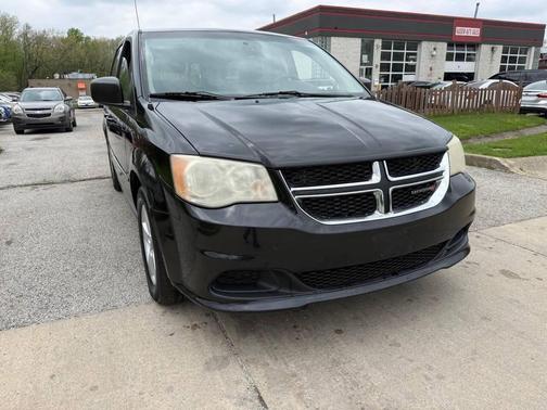 Brilliant Black Crystal Pearlcoat 2013 Dodge Grand Caravan SE