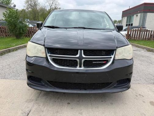 Brilliant Black Crystal Pearlcoat 2013 Dodge Grand Caravan SE