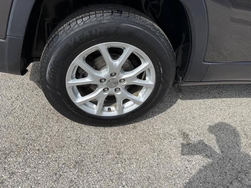 Granite Crystal Metallic Clearcoat 2015 Jeep Cherokee Latitude