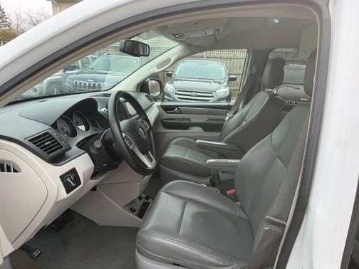 2013 Volkswagen Routan SE