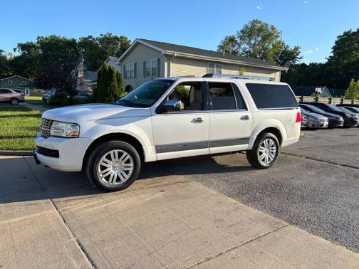 White Platinum Metallic Tri-Coat 2011 Lincoln Navigator Base