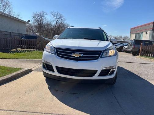 Summit White 2017 Chevrolet Traverse 1LT