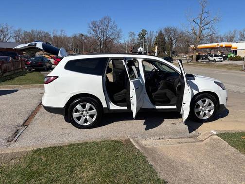 Summit White 2017 Chevrolet Traverse 1LT