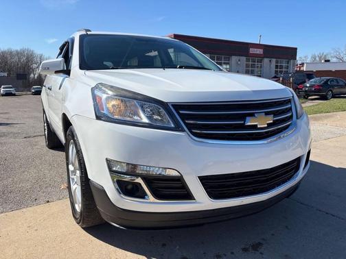 Summit White 2017 Chevrolet Traverse 1LT