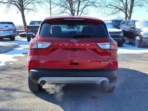 Rapid Red Metallic Tinted Clearcoat 2022 Ford Escape SE