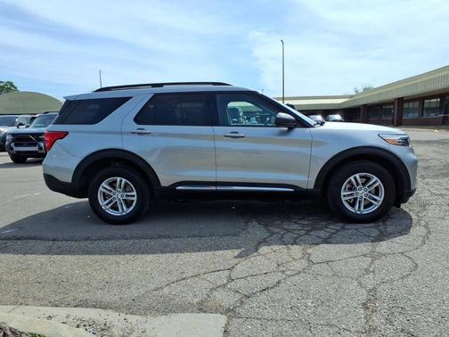 Iconic Silver Metallic 2024 Ford Explorer XLT