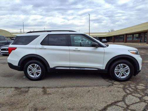 Star White Metallic Tri-Coat 2022 Ford Explorer XLT