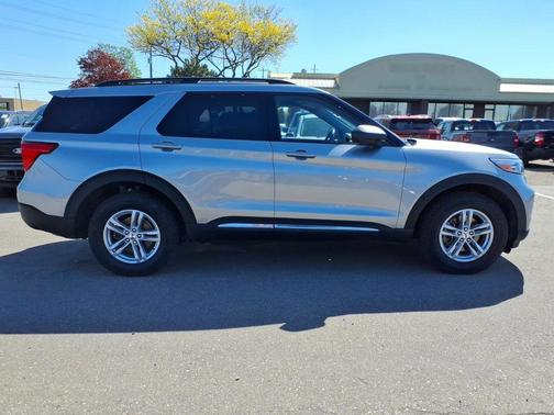 Iconic Silver Metallic 2023 Ford Explorer XLT