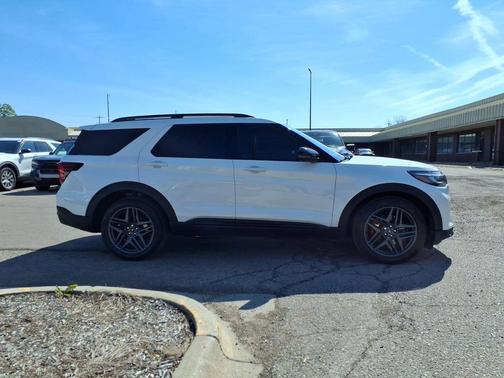 Star White Metallic Tri-Coat 2025 Ford Explorer ST