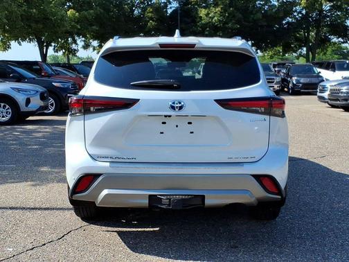 Pearl 2024 Toyota Highlander Hybrid Platinum