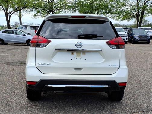 Pearl White 2018 Nissan Rogue SV