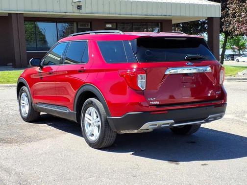 Rapid Red Metallic Tinted Clearcoat 2024 Ford Explorer XLT