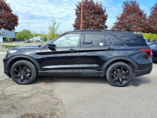 Agate Black Metallic 2023 Ford Explorer ST-Line