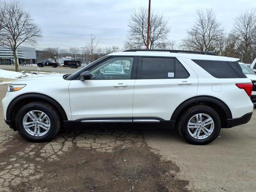 Star White Metallic Tri-Coat 2023 Ford Explorer XLT