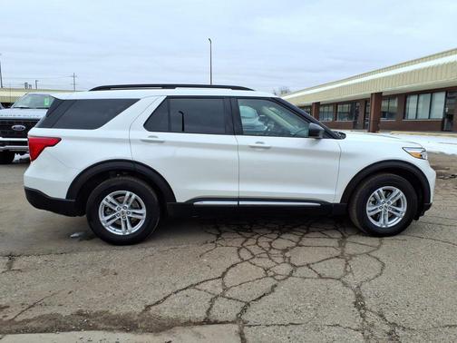 Star White Metallic Tri-Coat 2023 Ford Explorer XLT