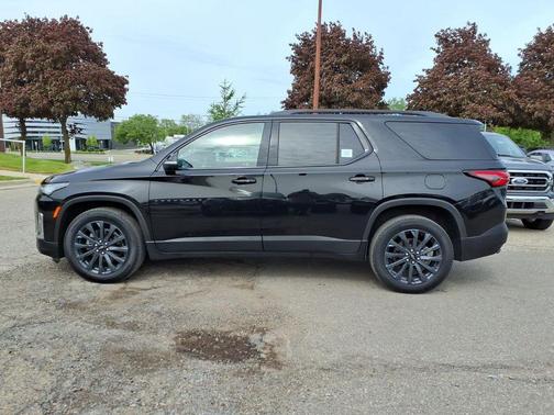 Mosaic Black Metallic 2023 Chevrolet Traverse RS