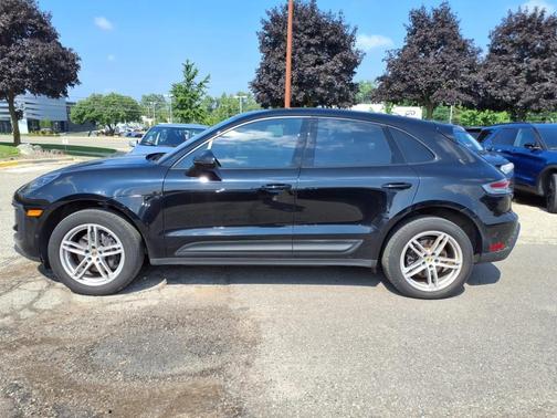 2022 Porsche Macan Base