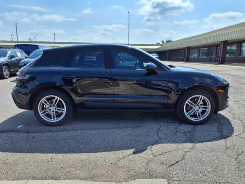 2022 Porsche Macan Base