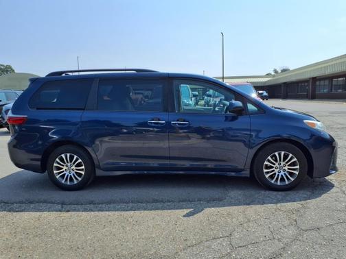 2020 Toyota Sienna XLE