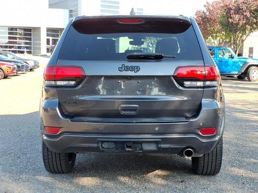 Granite Crystal Metallic Clearcoat 2017 Jeep Grand Cherokee Altitude