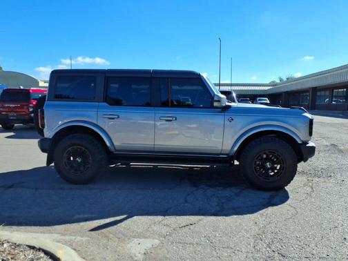 Iconic Silver Metallic 2023 Ford Bronco Outer Banks