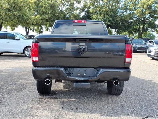 Brilliant Black Crystal Pearlcoat 2018 RAM 1500 Express