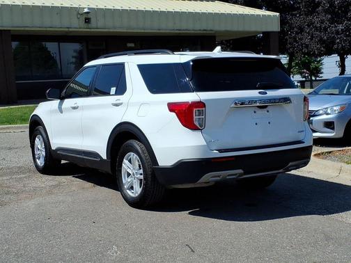Star White Metallic Tri-Coat 2023 Ford Explorer XLT