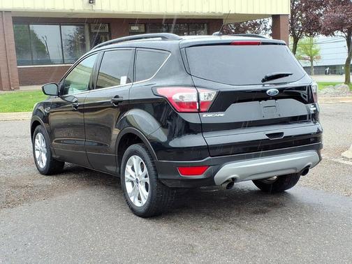 Ruby Red Metallic Tinted Clearcoat 2017 Ford Escape SE