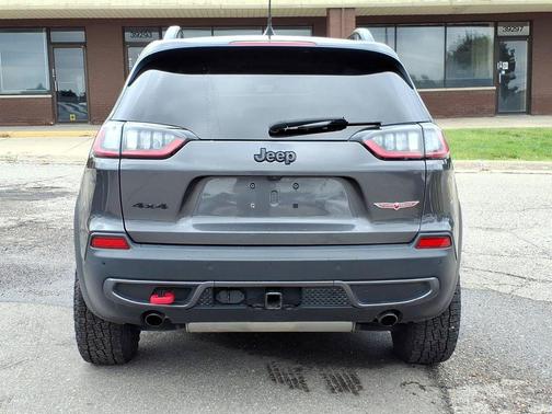 Granite Crystal Metallic Clearcoat 2023 Jeep Cherokee Trailhawk