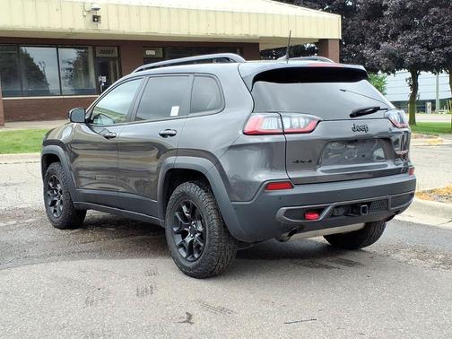 Granite Crystal Metallic Clearcoat 2023 Jeep Cherokee Trailhawk