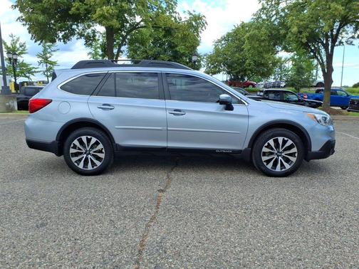 Ice Silver Metallic 2016 Subaru Outback 3.6R Limited