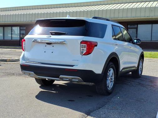 Star White Metallic Tri-Coat 2024 Ford Explorer XLT